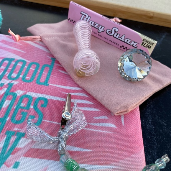 When A Woman Smokes Kit 💨 - Picture 3 of 10